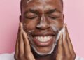 O que é double cleansing e como fazer a dupla limpeza na pele