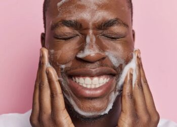 O que é double cleansing e como fazer a dupla limpeza na pele