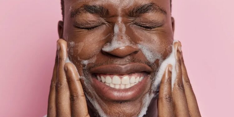 O que é double cleansing e como fazer a dupla limpeza na pele