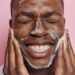 O que é double cleansing e como fazer a dupla limpeza na pele